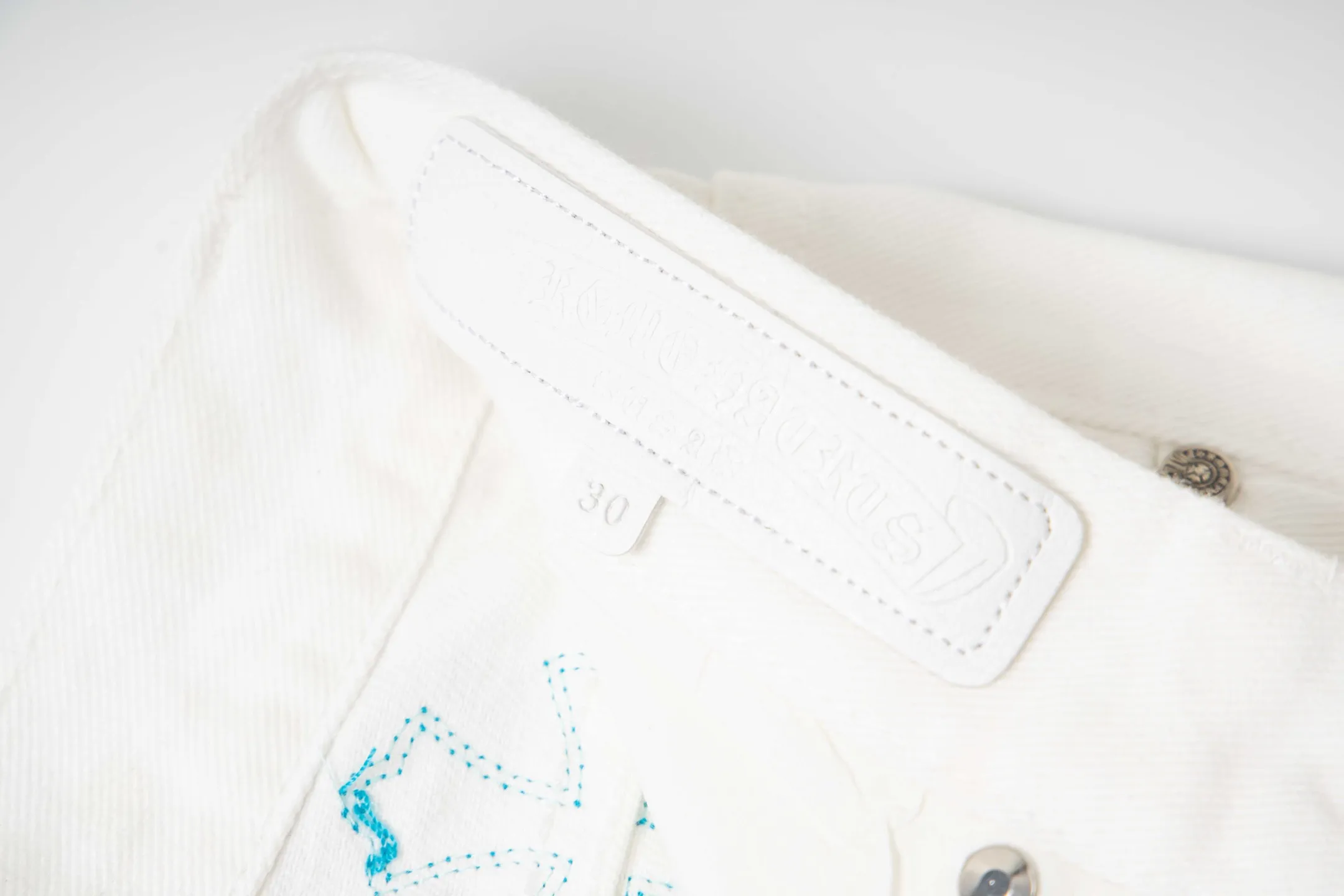 P220 high version, running quantity) Chrome Hearts white pants, green leather, hot style patchwork couple's best friend jeans. CH jeans need to be washed and then disassembled and hand-ordered with sheepskin cross leather and then spliced ​​to complete. The whole piece has too many craftsmanship to describe. The patches are decorated with cross flowers, and the high-waisted washed jeans! ! Absolutely high-end luxury products, god-level single products and super popular products, made with top heavy industry, a must-see magic weapon. Customized hardware. The fabric is thick and soft after washing. It has good breathability. Customized small leather label. Unique design. The details are simple and elegant, and the workmanship is exquisite. The entire trousers are neatly routed and the details are in place! It’s so cool that both men and women can easily control the genderless trend! Style number: 1816# Color: white pants and green leather Size: 28 30 32 34 36